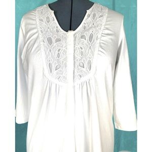 White knit tunic with eyelet bib sand gathered back and 3/4 sleeves Lg